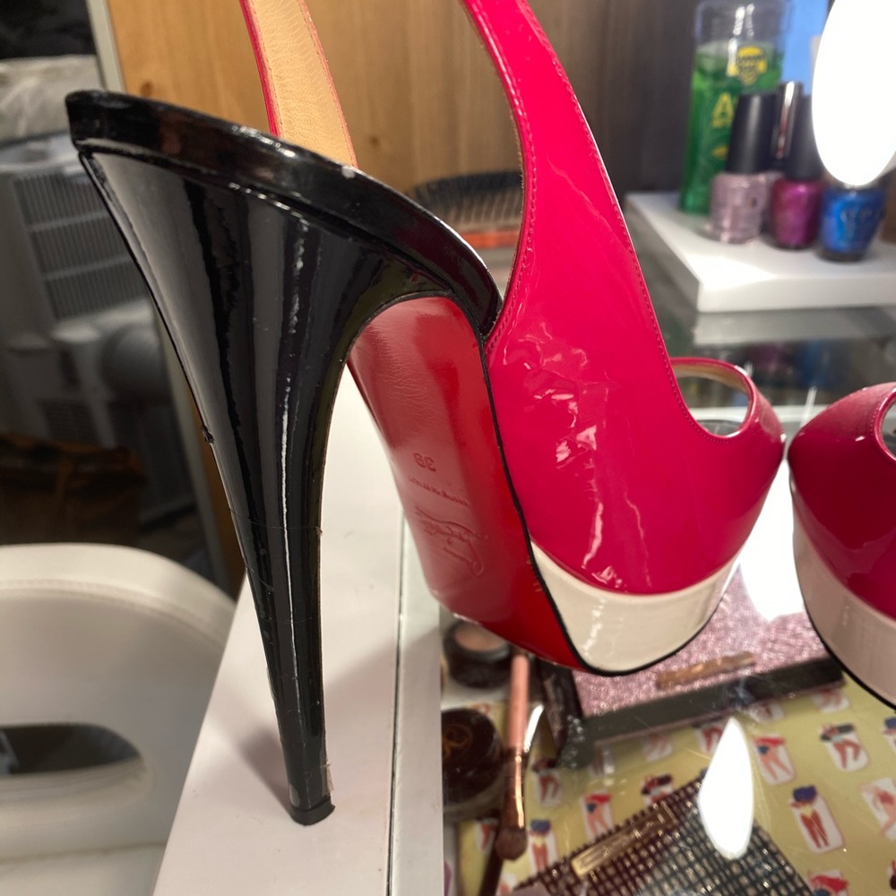 Louboutin heels fit size 8 or 38 runs small - Picture 3 of 9